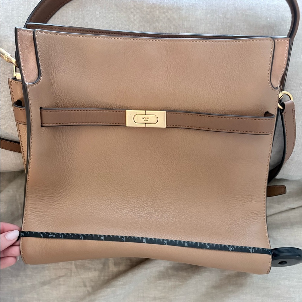 Elegant Tan Leather Handbag - Picture 9 of 11